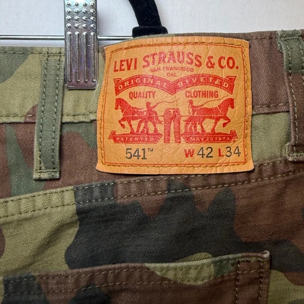 Levis 541 Athletic Taper Camo Pants Mens 42x34 (actual 43x33)Woodland Camouflage